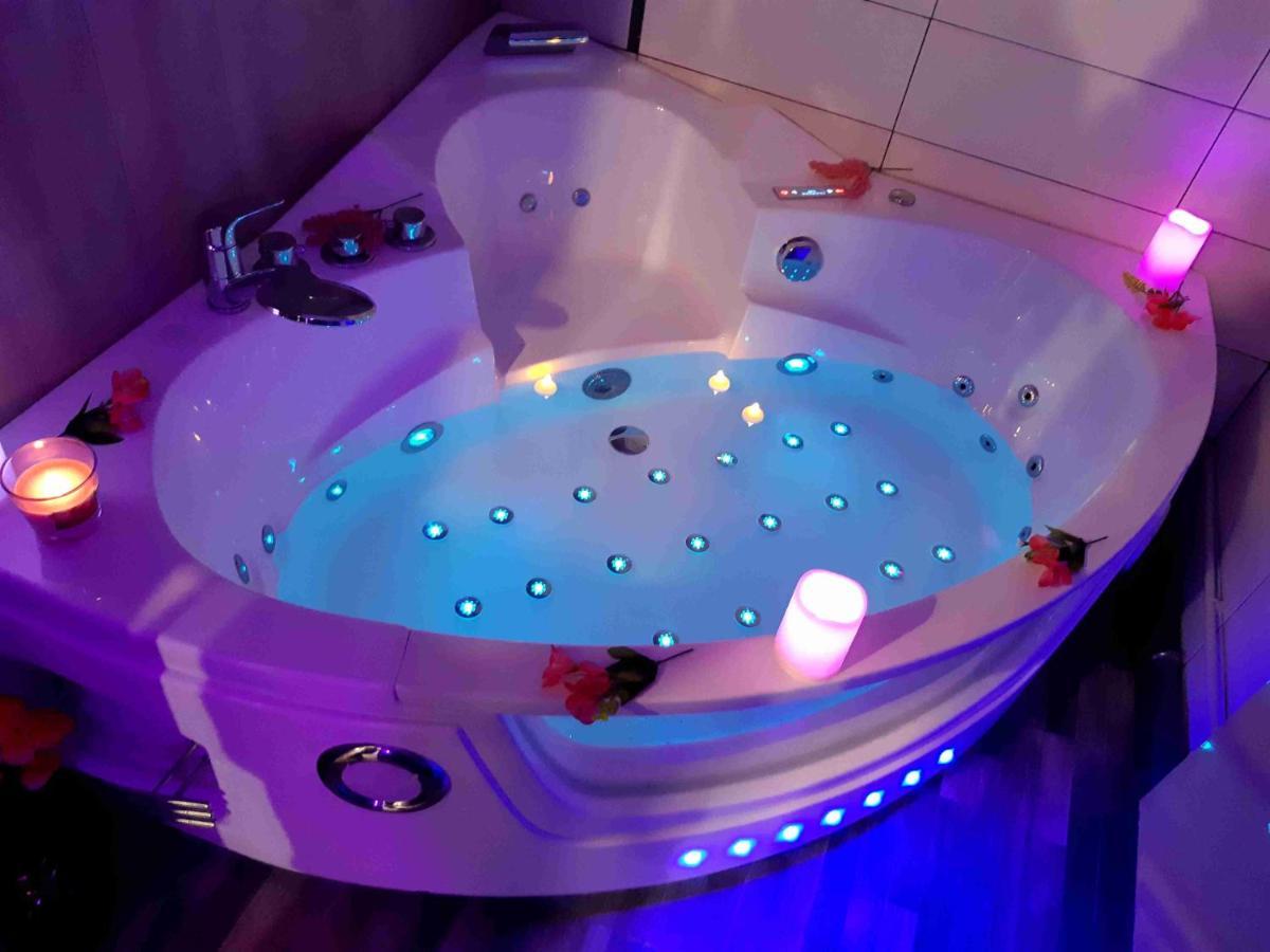 Luxe Sauna Privatif Et Grand Bain Jacuzzi A Deux A Biscarosse Plage Pour Nuit Romantique Avec Decoration Led Et Bougies Biscarrosse Eksteriør bilde