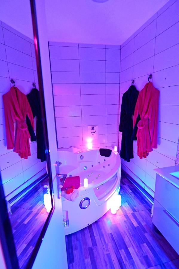 Luxe Sauna Privatif Et Grand Bain Jacuzzi A Deux A Biscarosse Plage Pour Nuit Romantique Avec Decoration Led Et Bougies Biscarrosse Eksteriør bilde